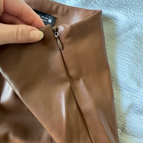 Gorgeous Zara Faux Leather Shorts with Button details. XS. “Whisky” brown color - Picture 4 of 7